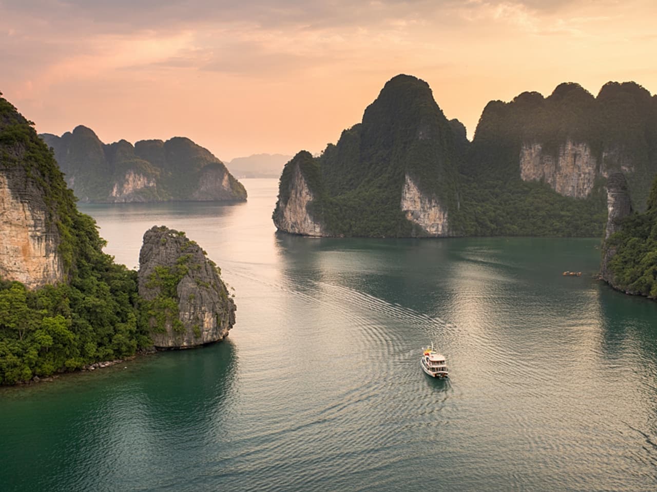 Ha Long Bay (Quang Ninh)